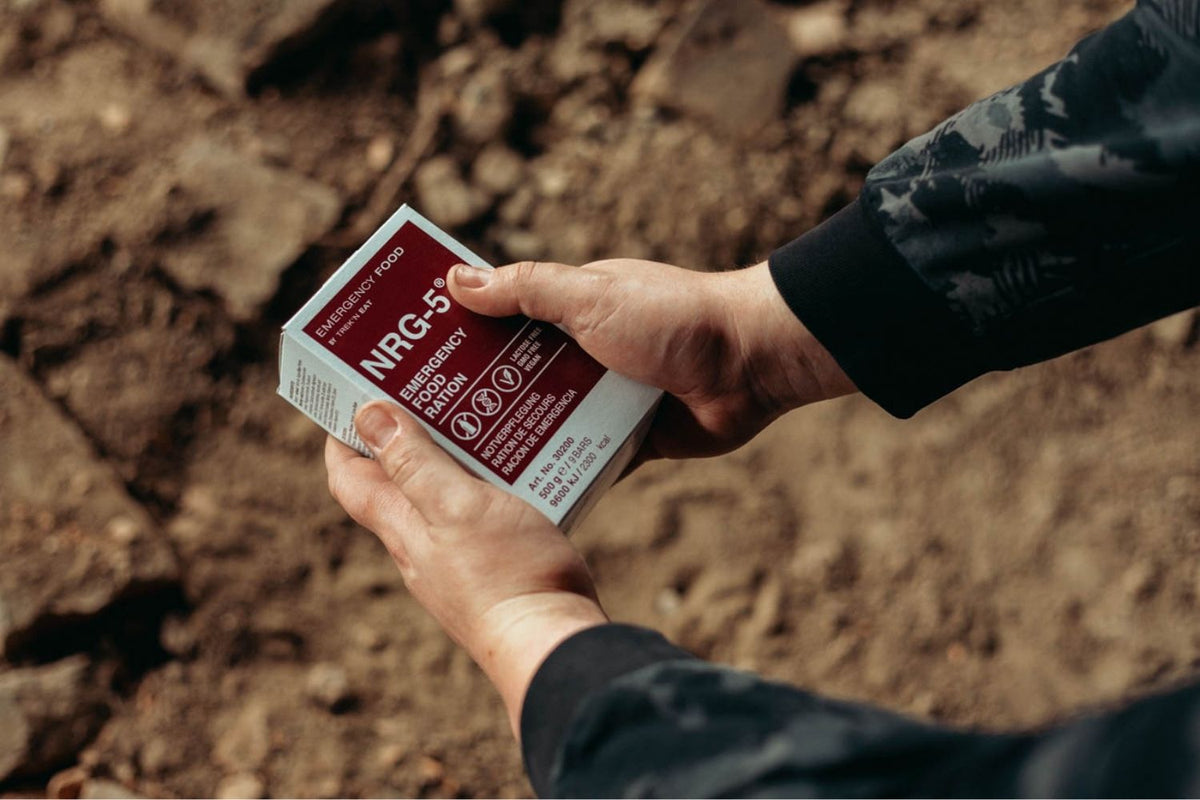 Eine PErson hält eine Verpackung Notfallnahrung in den Händen