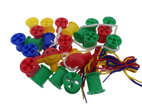 62066_Fädelspiel_mit_Spulen_–_buntes_Lernspiel_für_kleine_Finger